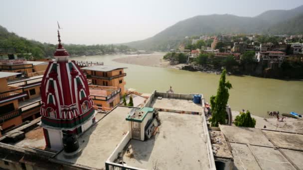 Rishikesh stad en de rivier de Ganges — Stockvideo