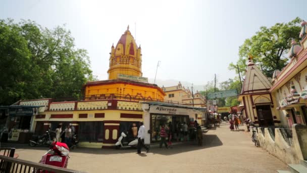 People on the street, Rishikesh — Stock Video