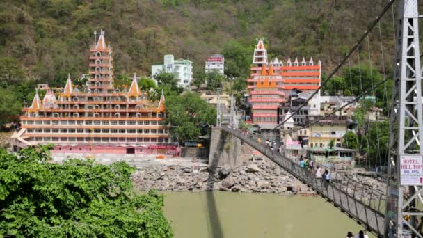 Weergave van Rishikesh en Ganges — Stockvideo