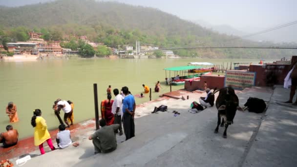 People on ghat of  river Ganges — Stock Video