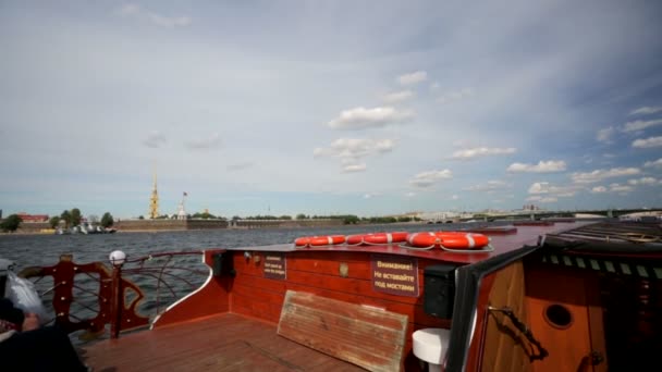 Gita in barca lungo il fiume Neva — Video Stock
