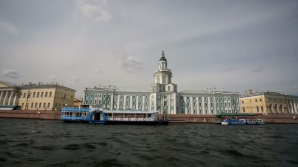 Paseo en barco por el río Neva — Vídeos de Stock