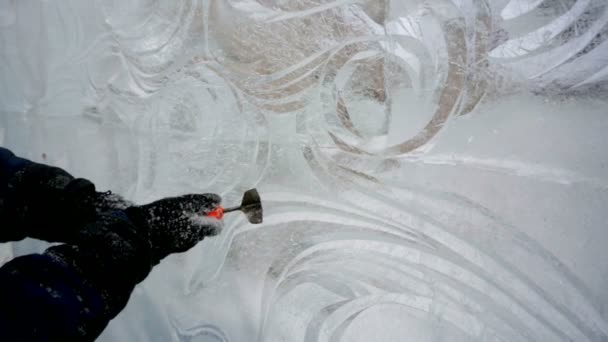 Buz heykeltıraş iş başında — Stok video