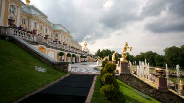 Velké fontány kaskáda v Peterhof — Stock video