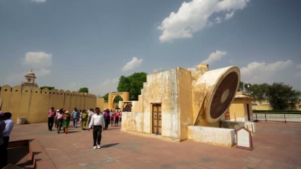 Pessoas visitam Jantar Mantar — Vídeo de Stock