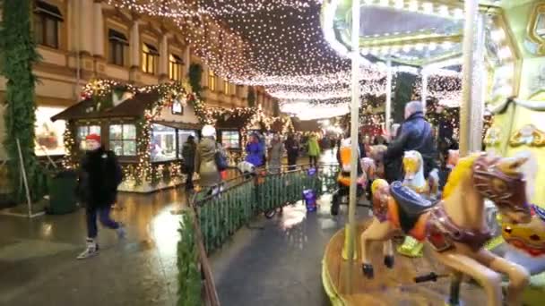 Kerstmis fair en carrousel — Stockvideo