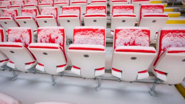 Червоні сидіння на стадіоні — стокове відео
