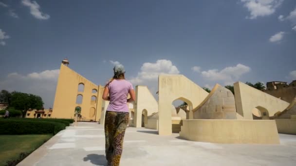 Kadın turist Jantar Mantar ziyaret — Stok video