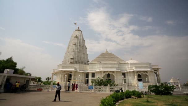 Toeristen bezoeken Birla Mandir — Stockvideo