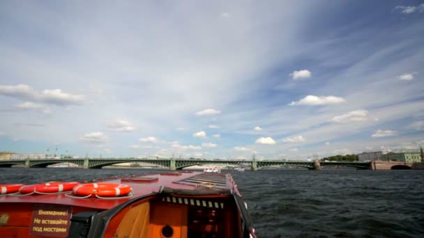 Perahu perjalanan sepanjang Sungai Neva — Stok Video