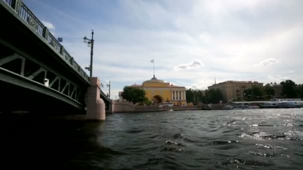Поездка на лодке по Неве — стоковое видео