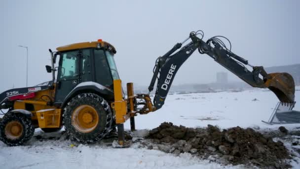 Graafmachine graven bevroren grond — Stockvideo