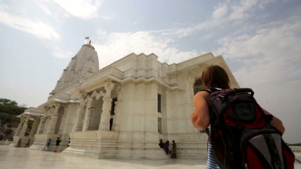 Macho mochilero visita Birla Mandir — Vídeo de stock