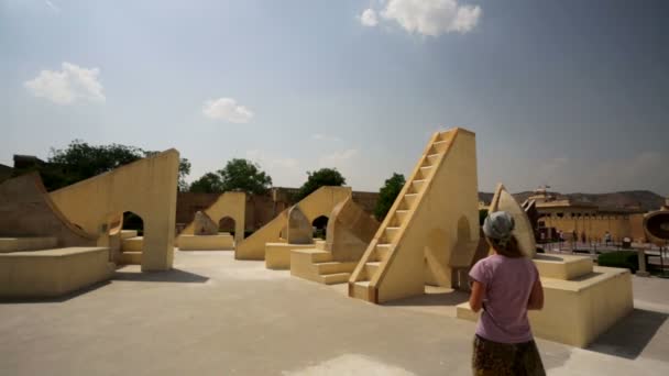 Female tourist visits Jantar Mantar — Stock Video