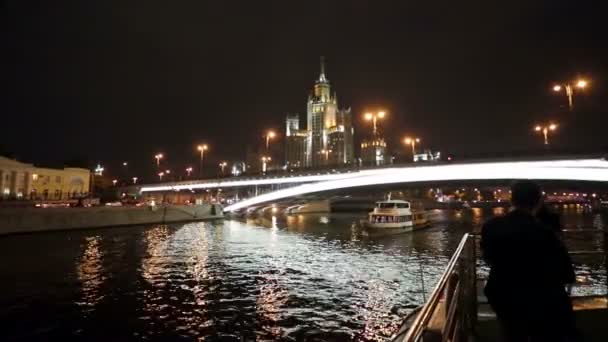 Їзди на човні по річці Москва — стокове відео