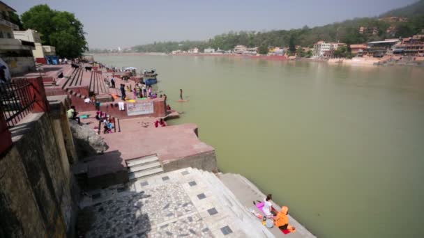 Gente en ghat del río Ganges — Vídeos de Stock