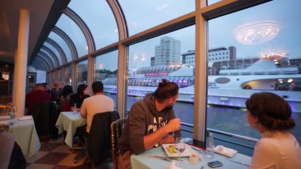 Gente disfrutando la cena — Vídeos de Stock