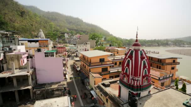 Rishikesh staden och floden Ganges — Stockvideo