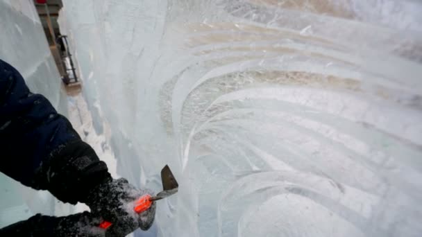 Sculpteur de glace au travail — Video