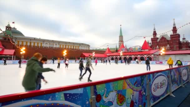 Jonge mensen schaatsen — Stockvideo