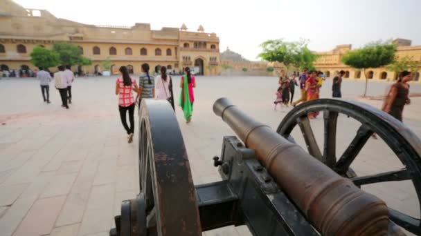 La gente visita Amber Fort — Vídeo de stock