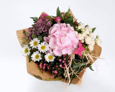 Beyaz ve pembe renkli hediye buketi. Taze kesilmiş çiçeklerden yapıldı: güller, leylaklar, orkideler ve orkideler, papatya çayı romantik, mutlu yeni bebek, kadınsı, bebek buketi 