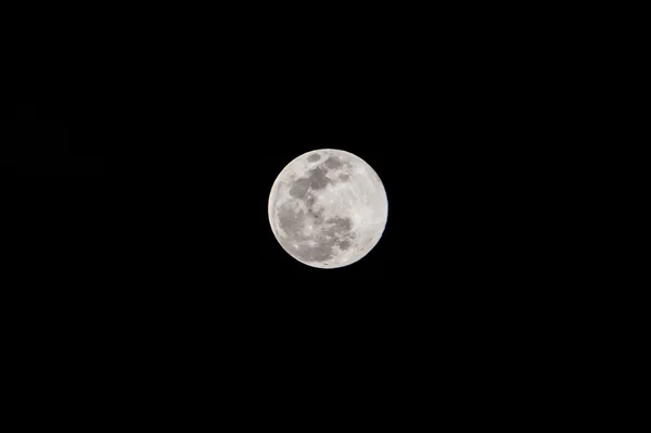 Luna en la noche oscura — Foto de Stock