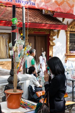 Kimliği belirsiz bir kadın para bağışlamak ve yararları yapmak dua