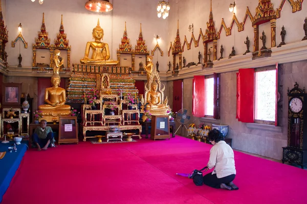 Femme non identifiée rendre hommage à Bouddha — Photo