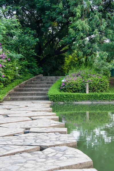 Camino en el jardín — Foto de Stock