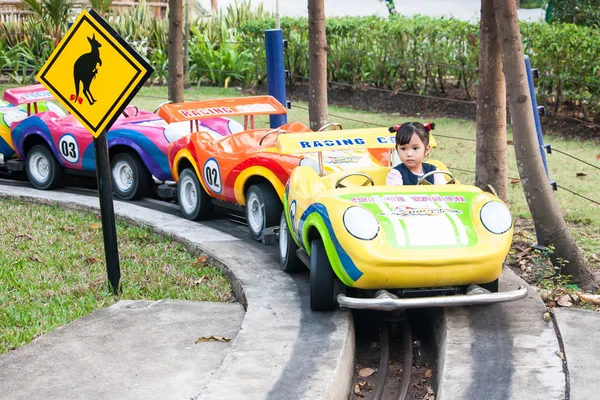 Bir roller coaster oyunundan tanımlanamayan kız