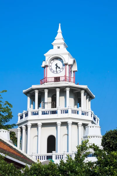 Tour d'horloge avec ciel bleu — Photo