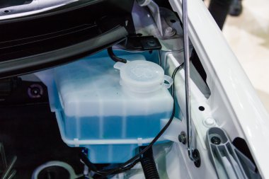 Ön cam sprey için su deposu