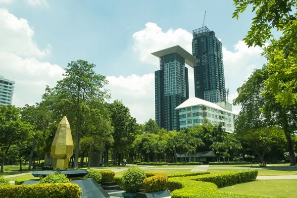 Parque de la ciudad bajo cielo azul — Foto de Stock