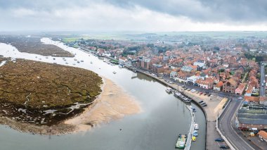 7 Kasım 2025 'te Kuzey Norfolk kıyısındaki deniz kıyısındaki Wells limanı ve kasabası üzerinde çok görüntülü bir manzara ele geçirildi..
