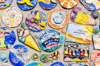 4 Kasım 2025 'te Hunstanton, Norfolk' ta çekilen Hunstanton sahil kasabasını tasvir eden mozaik tarzda seramik sanat eserlerine yakın plan.