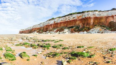 Old Hunstanton 'daki engebeli ve renkli yamaç manzarası sonbaharda sahilden görüldü..