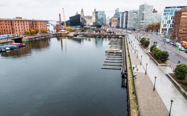 12 Kasım 2025 'te Merseyside' daki ünlü Liverpool rıhtımına bakan Salthouse Rıhtımı üzerinde hava görüntüsü.