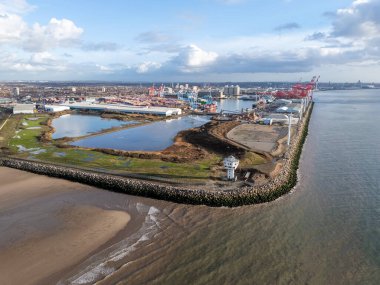 13 Kasım 'da Crosby plajı üzerinden geçerken Mersey Nehri' nin aşağısına bakan Seaforth rıhtımının havadan görüntüsü..