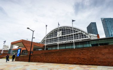 Manchester Merkez Konvansiyon Kompleksi 'nin (eski Merkez İstasyonu) ikonik kemerli cam cephesi, 18 Şubat 2026 tarihinde bulutlu bir gökyüzü altında resmedilmiştir..