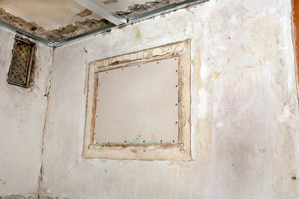 Filling the hole with plasterboard — Stock Photo, Image