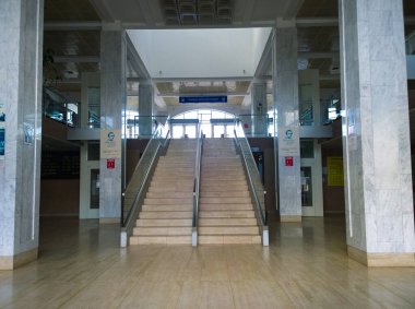 Ukrayna 'nın Kryvyi Rih kentindeki Rokovataya tren istasyonunun içi, Ukraynalı bir şairin bir şiirinden alıntılar ve kulaklık takmayı yasaklayan Ukrayna metinleriyle dolu.