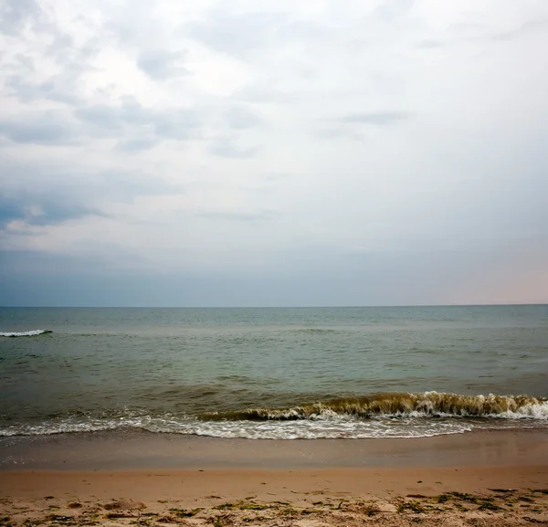여름에 버려진된 해변 — 스톡 사진