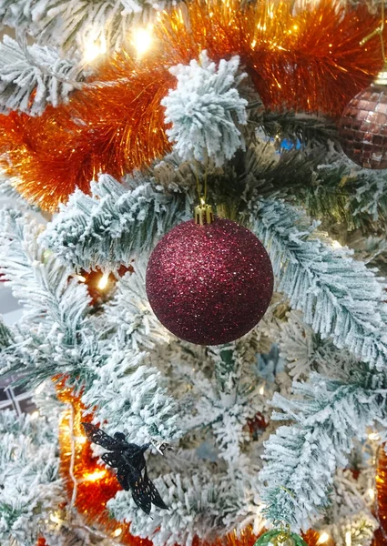 Színes Golyók Lógnak Egy Karácsonyfa Ágán — Stock Fotó