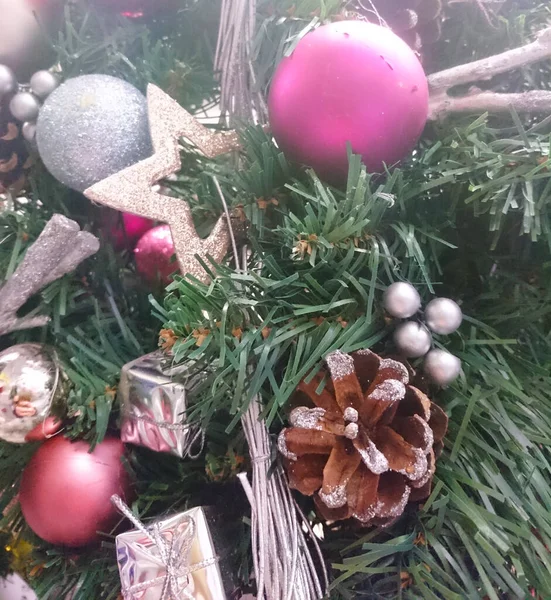 Noel Ağacının Dalında Asılı Renkli Toplar — Stok fotoğraf