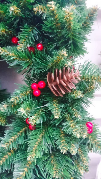挂在圣诞树树枝上的彩球 — 图库照片