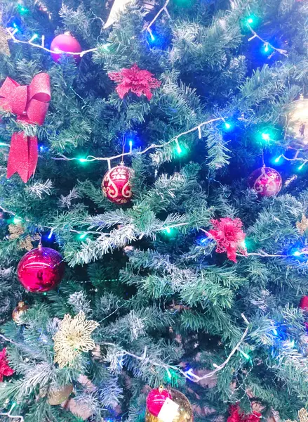 Palle Colorate Appese Ramo Albero Natale — Foto Stock