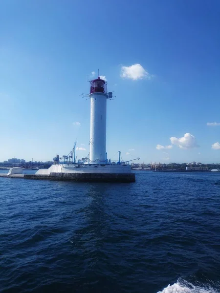 老沃龙佐夫灯塔沿着海岸线乘船旅行 — 图库照片