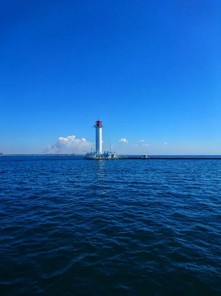 老沃龙佐夫灯塔沿着海岸线乘船旅行 — 图库照片