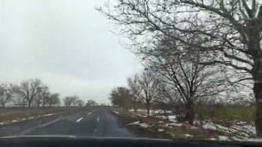 Yol. İlerideki arabalardan bak.